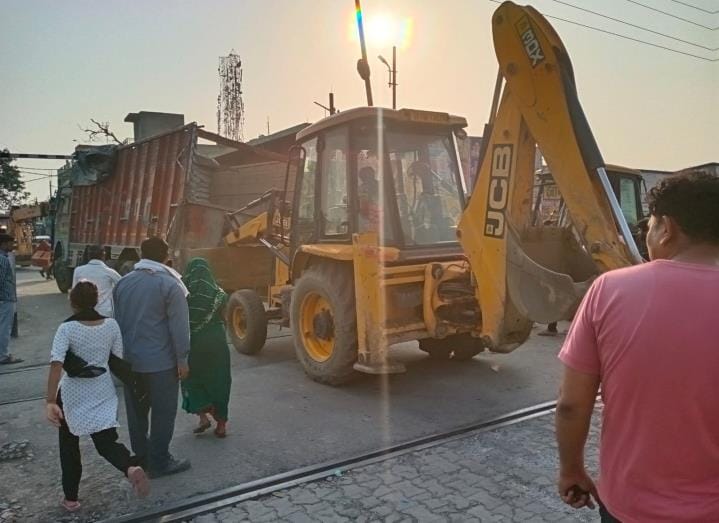Truck stuck at railway crossing, traffic disrupted