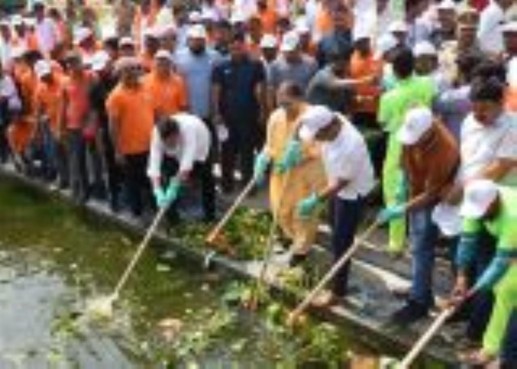 Message of environmental protection given by cleaning the Gomti river bank
