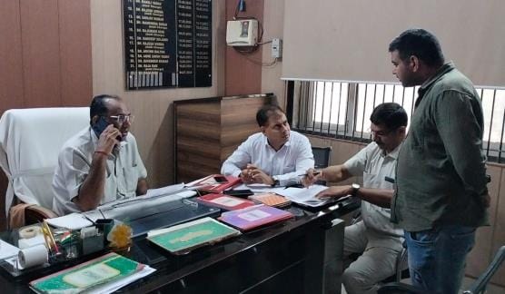 Chief Minister's flying squad raided the city council office, four employees were found absent, most of the 917 files of property ID were found pending