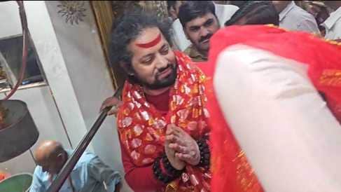 मां शारदा की पूजा-अर्चना करते संत कालीचरण।