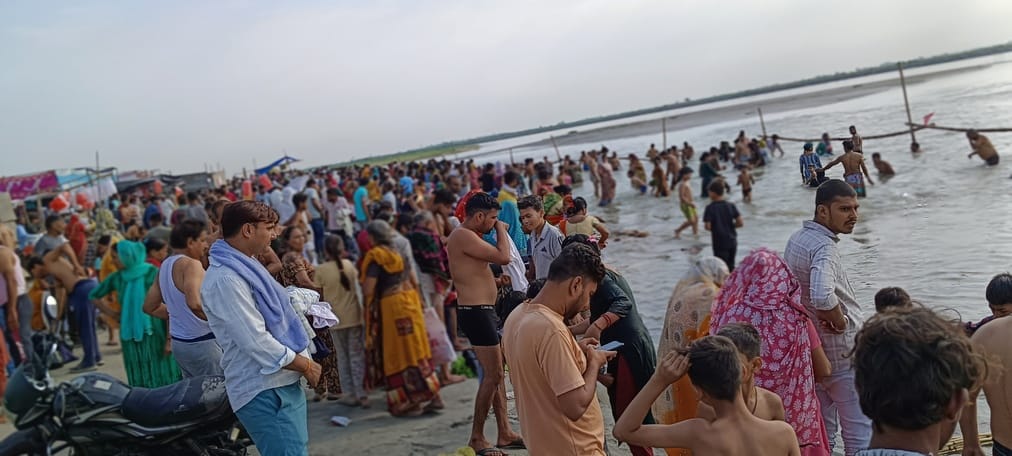 A huge crowd of devotees gathered at the Ganga and took a holy dip