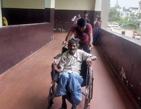 There is a shortage of ward boys in the district hospital, the attendants themselves are pulling wheelchairs and stretchers