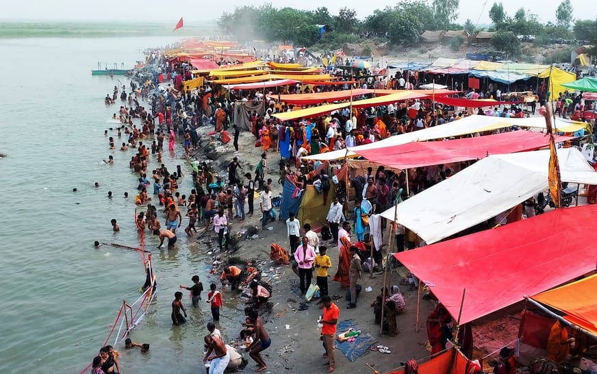 The devotees took a holy bath by chanting Har Har Gange at Dhai Ghat