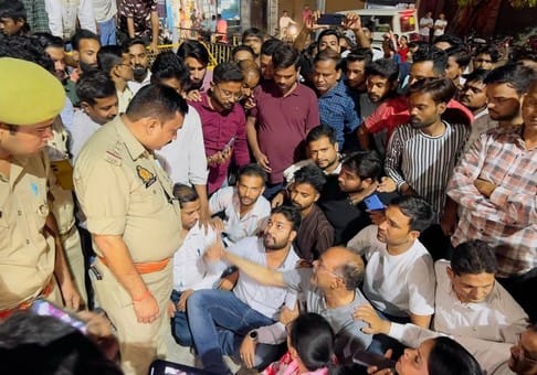 Congress workers sit on dharna accusing police of misbehavior in Shahjahanpur