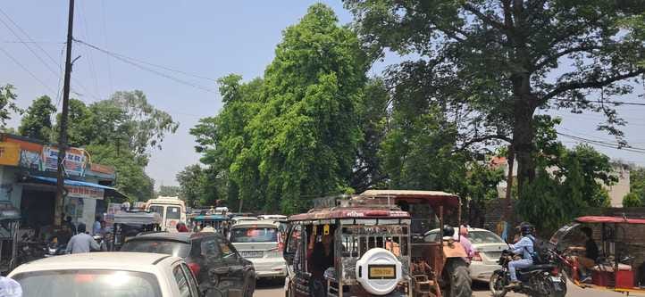 The wheels of vehicles stopped in the city for an hour, people looked troubled in the hot afternoon