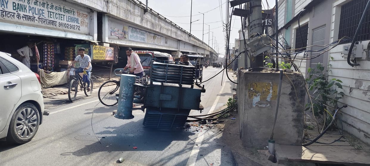 A tractor loaded with watermelons hit the transformer, it fell down, the power went out