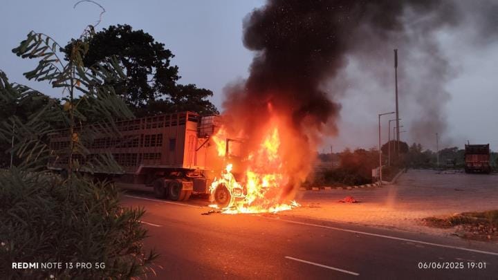 A truck caught fire while moving on the highway, the driver saved his life by jumping