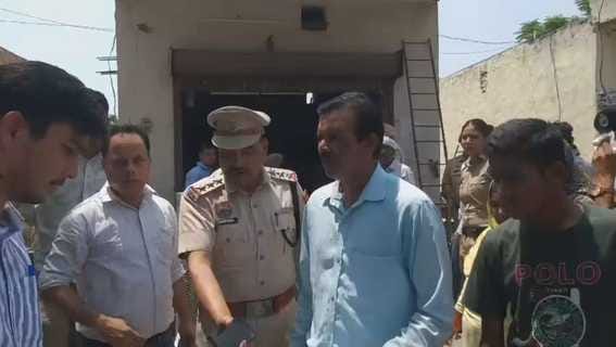 11 shops sealed in Topkhana Parade amid protests