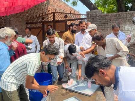 People were given cold drinks by setting up a stall