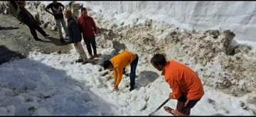 An iceberg suddenly fell on the road due to a wall of snow, tourist vehicles got stranded