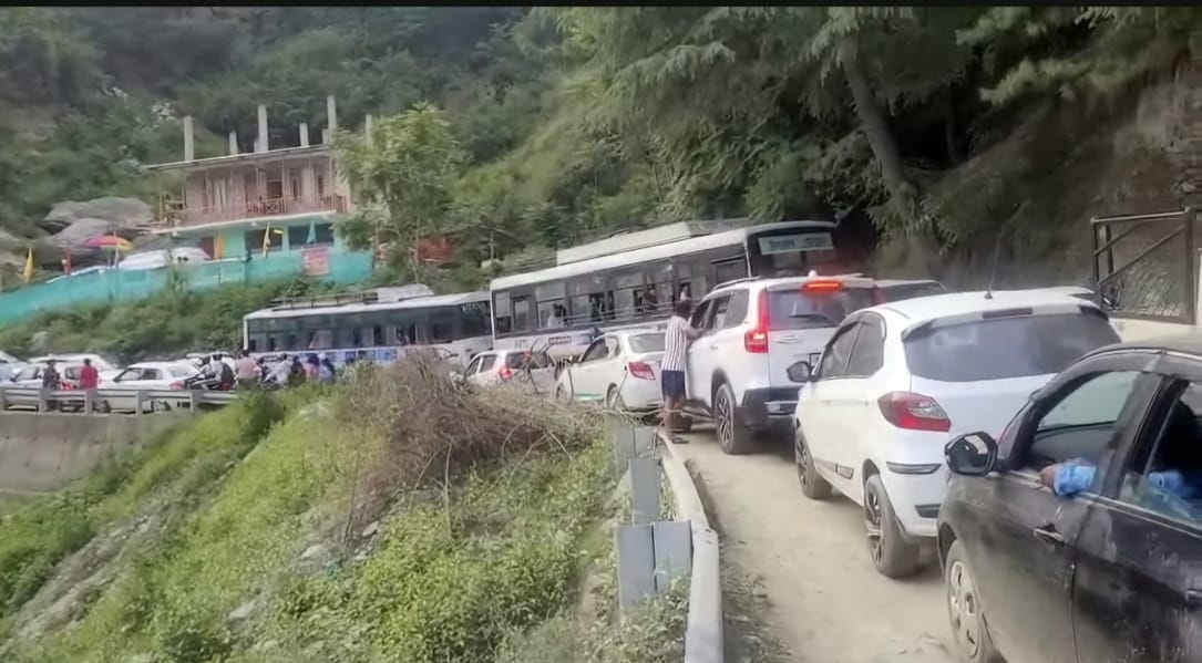 NH jammed on weekend, vehicles crawled for three hours in Jibhi