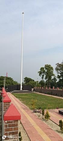 Parking the flag, waiting for the tricolor to be hoisted