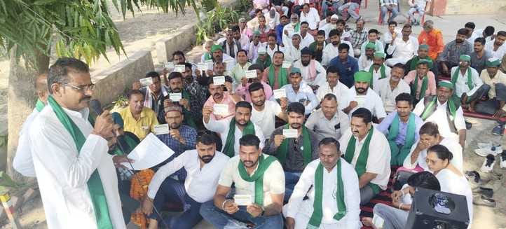 Workers of Bhanu group took membership in the meeting of Bhakiyu Tikait