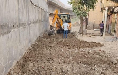 Construction of service road along with overbridge started on Agwanpur Road