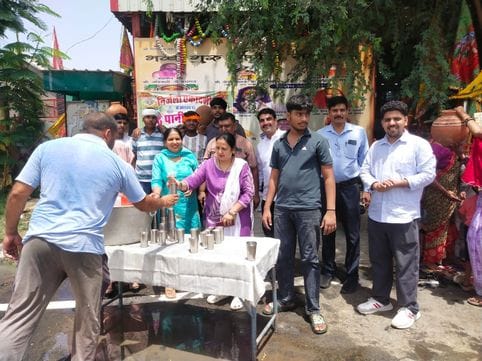 Sharbat was served to the devotees by setting up a Chhabil