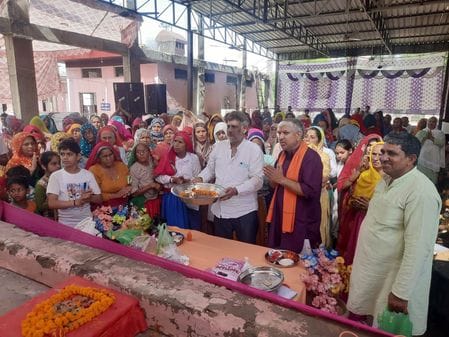 Devotees flocked to hear the story