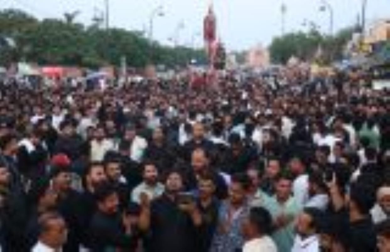 The mourners paid their tribute with tearful eyes on the martyrdom of Hazrat Muslim