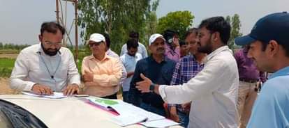 जलालाबाद के गांव उबरिया के पास मौजूद यूपीडा सहित अन्य विभागों के अधिकारी।