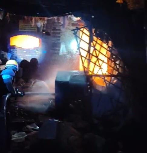 Fire broke out in junk warehouse due to short circuit
