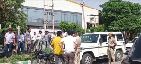 Demonstration was done by keeping dead cows outside the company
