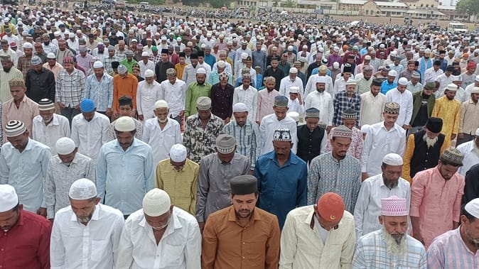 खंडवा में हजारों लोगों ने अदा की ईद उल अजहा की नमाज।