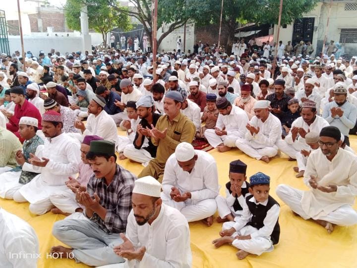 People offering Namaaz in Motinagar of Khalilabad