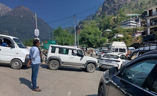 Traffic jam is troubling tourists at Palchan turn