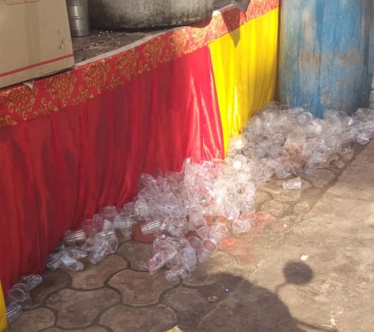 Water stall was set up for merit, garbage was thrown on the road
