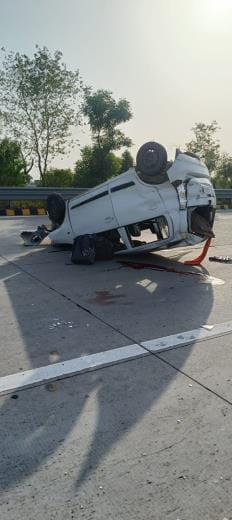 Car hits divider on expressway and overturns, 2 dead, 2 injured