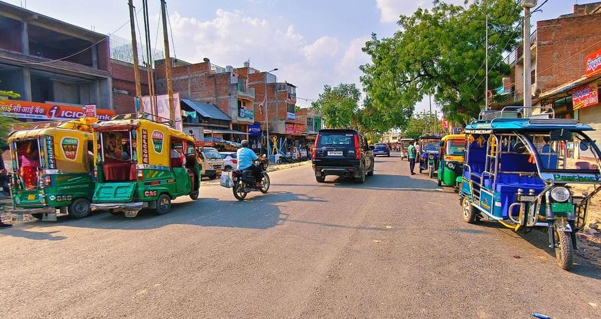 Vehicle stand of Manjhanpur became a showpiece due to lack of tender
