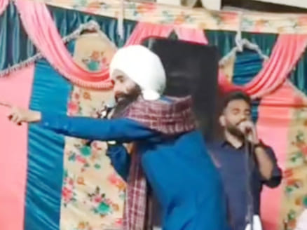 Devotees danced to the songs of Sufi singer Kanwar Grewal