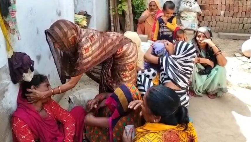 Sister used to talk to a young man online, when brother snatched her mobile, she and her mother committed suicide