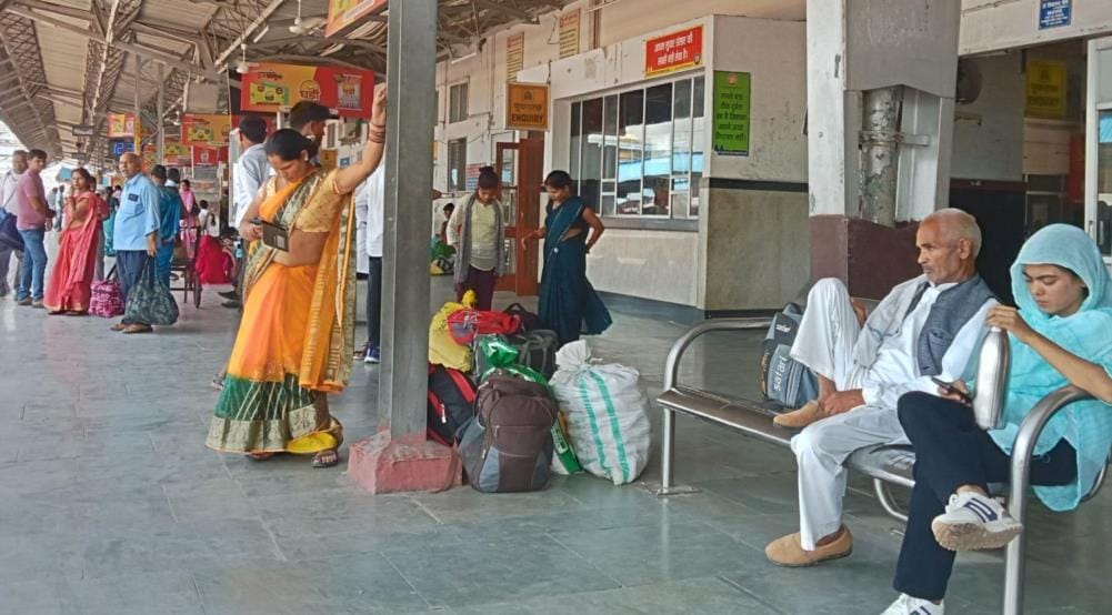 Summer Special going to Delhi was 13 hours late and Kamayani coming from Mumbai was 4 hours late