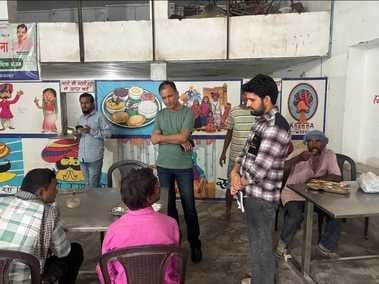 अन्नपूर्णा रसोई में निरीक्षण करते अधिकारी