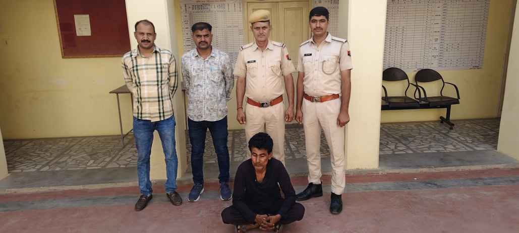 पुलिस की गिरफ्त में आरोपी।