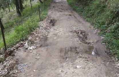 Two kilometers of dilapidated road has not been repaired for a long time