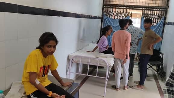 चित्तौड़गढ़ जिले के बेगूं क्षेत्र में रविवार को सड़क हादसे में घायलों को बेगूं चिकित्सालय लाया