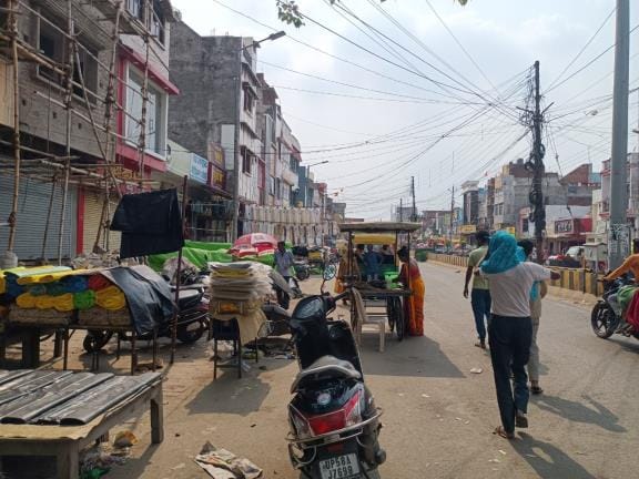 Roads have shrunk due to encroachment on tracks, commuters are facing daily traffic jams