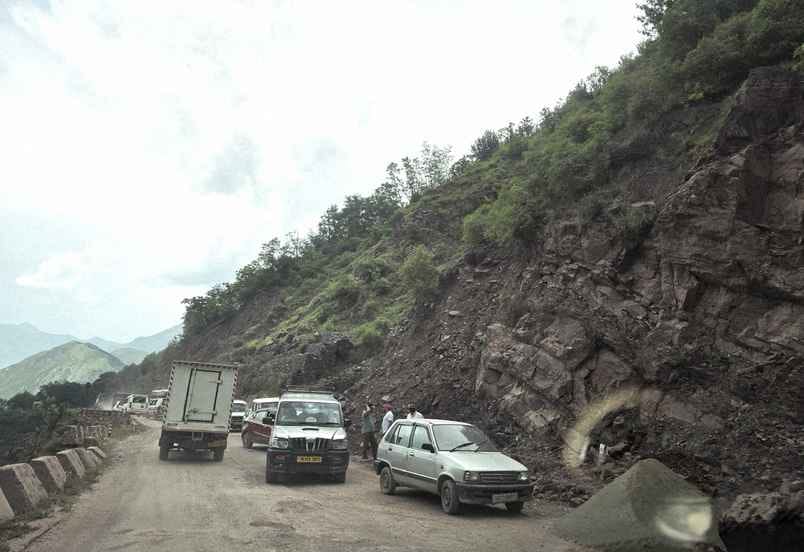 Dangerous journey on Uri-Baramula NH, situation worsened due to construction work