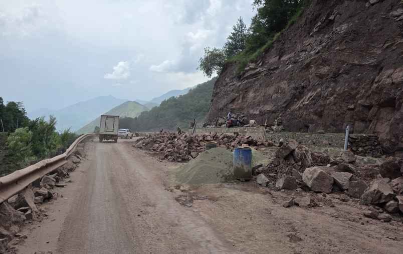 Kashmir: Soldier sacrifices his life after falling from a height while patrolling in Baramulla