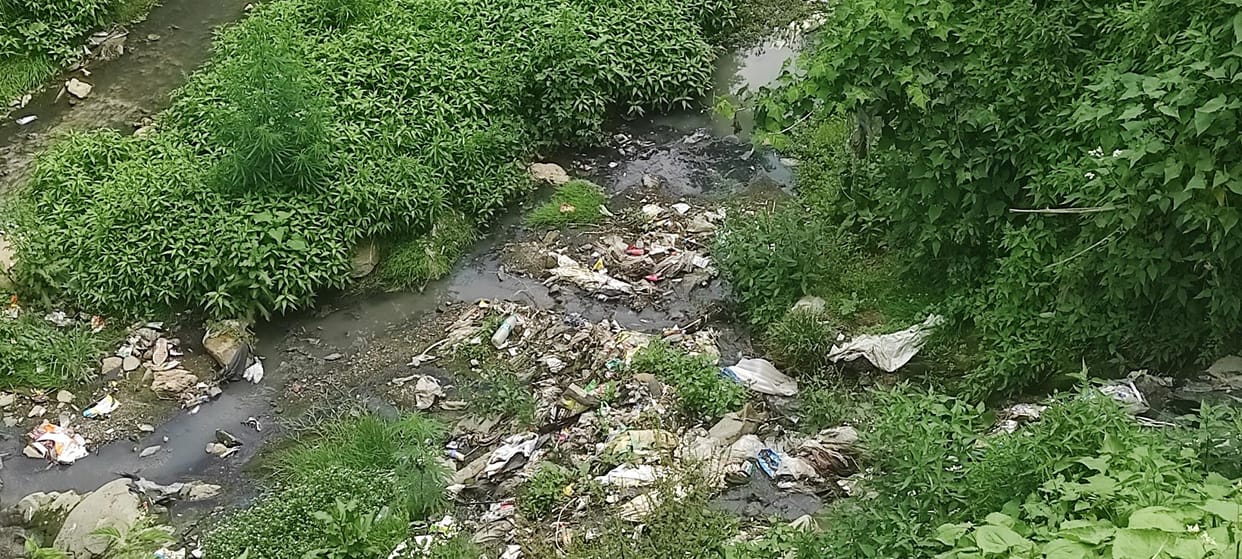 There is a pile of garbage in Lohavati river champawat