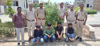 पुलिस की गिरफ्त में पकड़े गए आरोपित