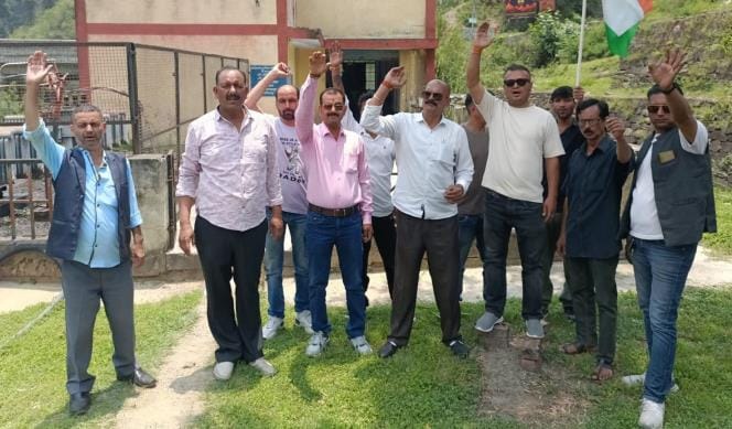 Congress demonstrated to demand closure of Thuligad pumping scheme