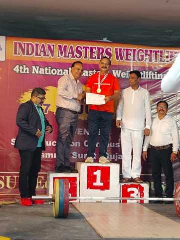 सीहोर के छोटे से गांव बिलकिसगंज के 65 वर्षीय मोहन पाराशर ने राष्ट्रीय स्तर पर हासिल किया गोल्ड
