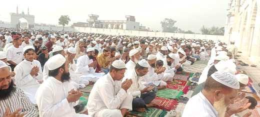 Repentance from sins by prostrating in the presence of Allah