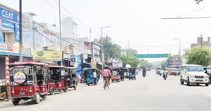 Despite accidents, e-rickshaws are running unhindered on the highway