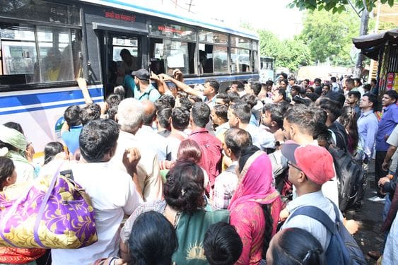 Fight for seats in the bus, passengers sent to Nainital in buses returning from the mountains