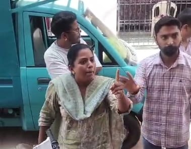 विवाद करती पार्षद और उनका पति