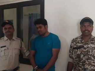 आरोपी को पकड़े हुए पुलिस