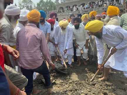 The congregation performed kar seva in Gurdwara Sahib